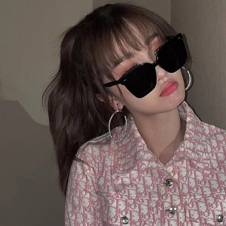Dame solbrille i moderne geometrisk design Skanto