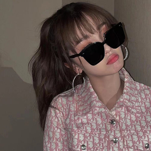 Dame solbrille i moderne geometrisk design Skanto