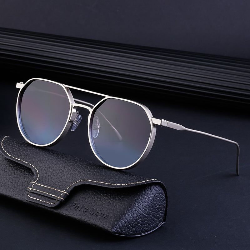 Dame moterik solbrille i stilfullt rundt design Skanto