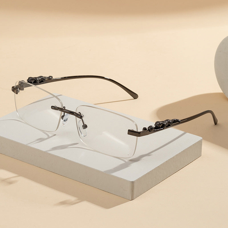 Dame moteriktig solbrille med kunstneriske utsmykninger Skanto