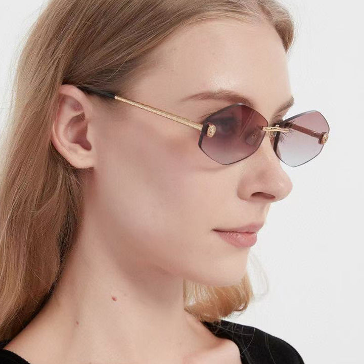 Dame geometrisk solbrille i moderne design med elegant metallramme Skanto