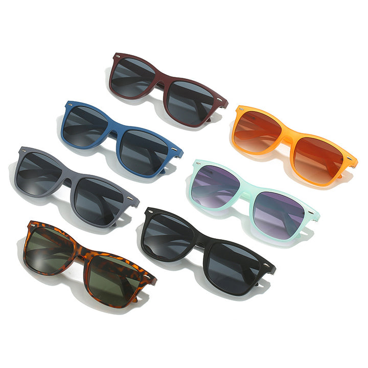 Dame moteriktig solbrille med beskyttende UV-beskyttelse og trendy design Skanto