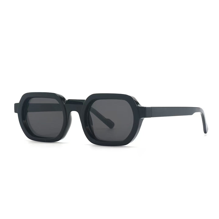 Dame moteriktig solbrille i moderne design med bred ramme Skanto