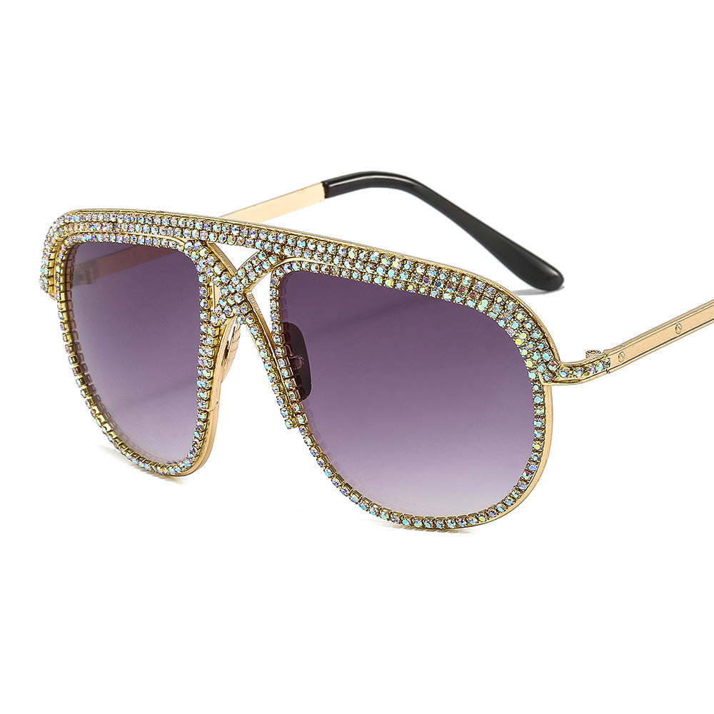 Dame elegant solbrille med glitrende ramme og gradient linser Skanto