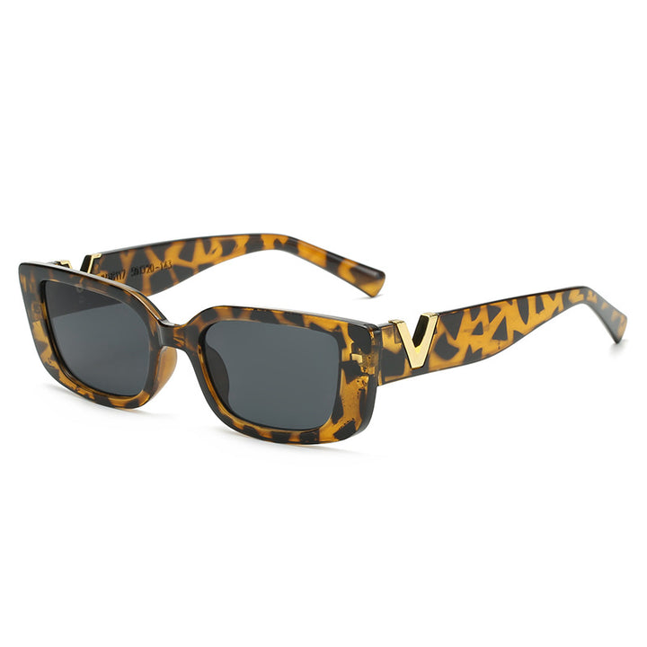 Dame moteriktige solbriller med trendy leopardmønster og robust ramme Skanto