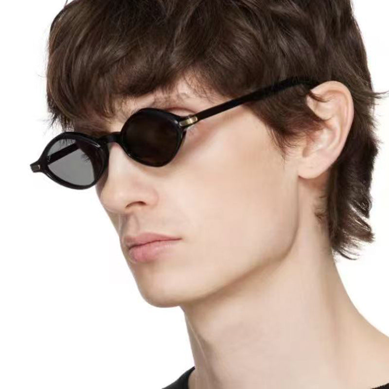 Dame moteriktig solbrille med unikt design og høykvalitets metallramme Skanto