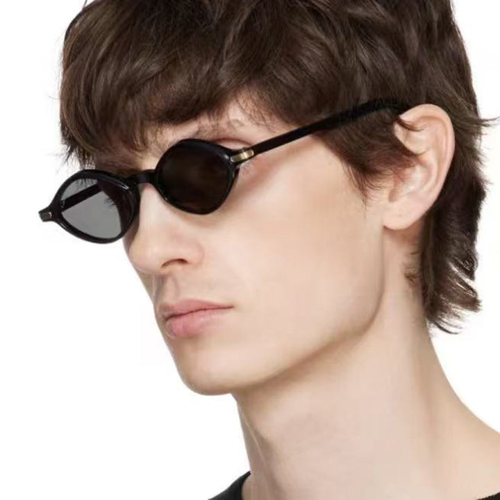 Dame moteriktig solbrille med unikt design og høykvalitets metallramme Skanto