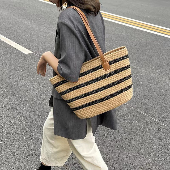 Elegant Tote Bag laget av vevd bastmateriale med robuste lærdetaljer Skanto