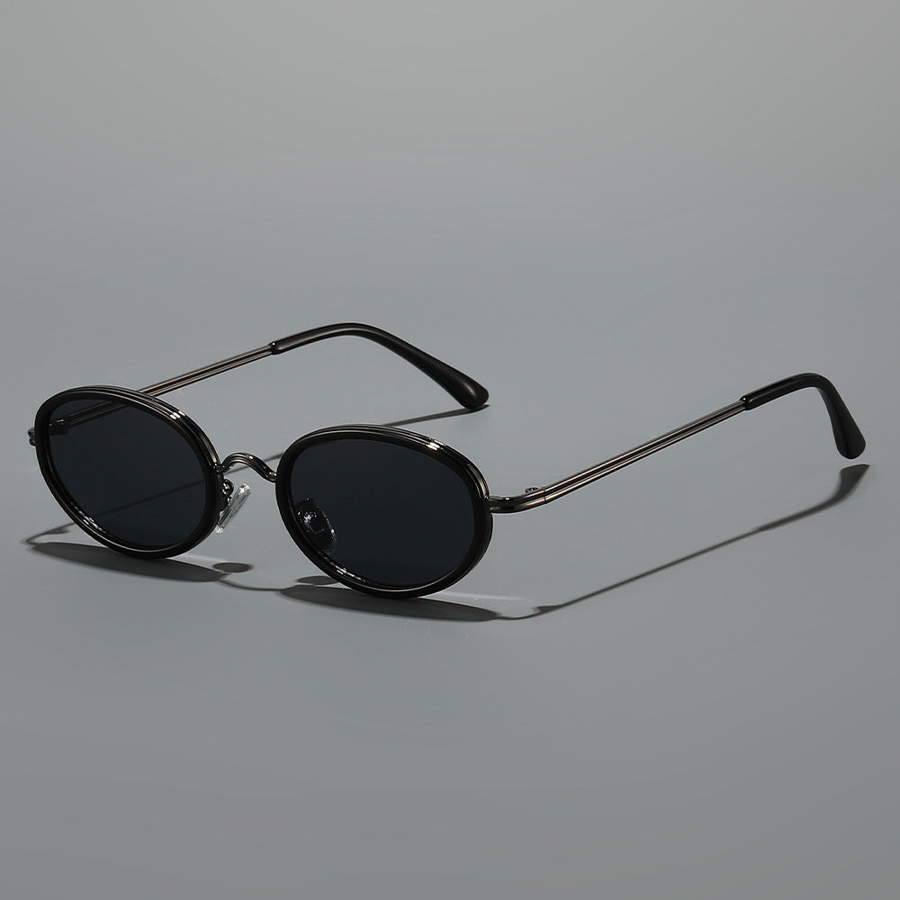 Dame moteriktig solbrille med høy kvalitet ramme og runde glass Skanto