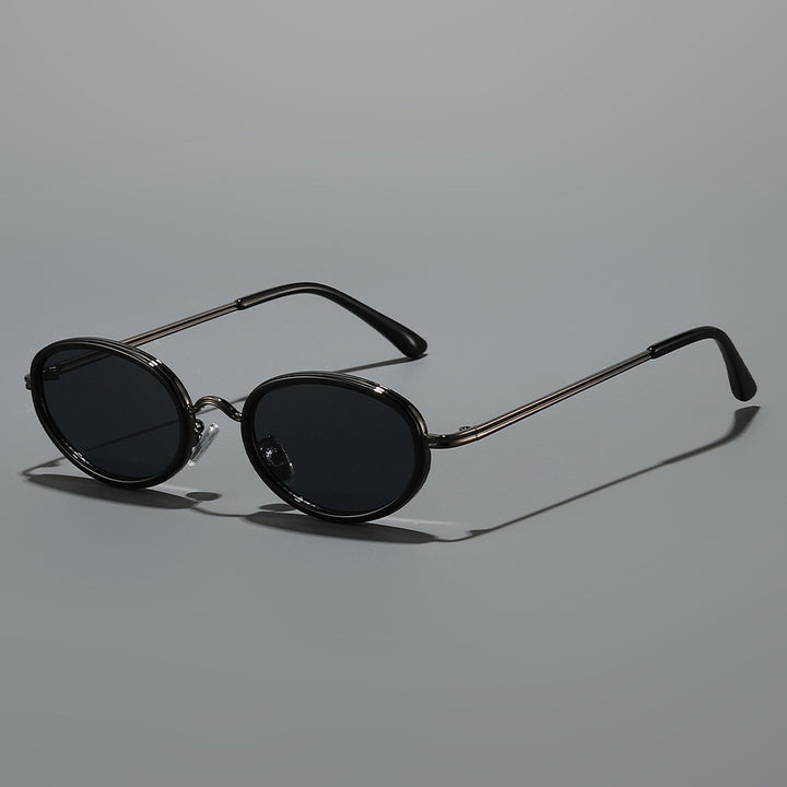 Dame moteriktig solbrille med høy kvalitet ramme og runde glass Skanto