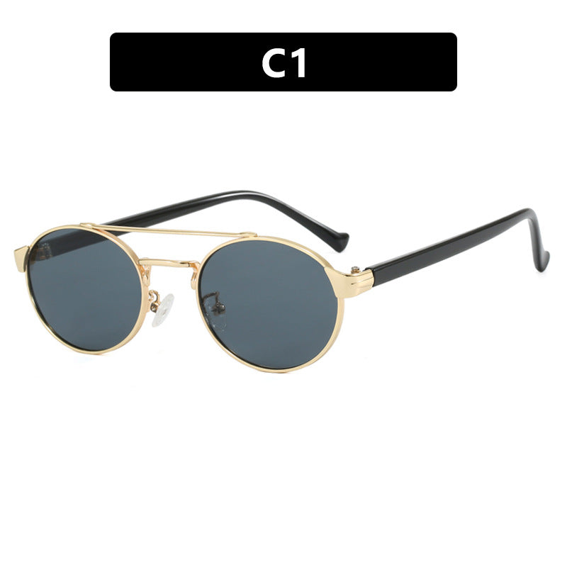 Dame moteriktig solbrille i stilfullt rundt design med gull aksenter Skanto