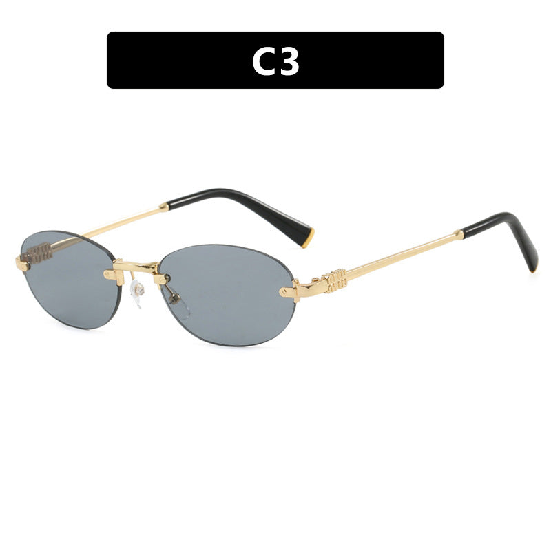 Dame moterimessig solbrille med oval ramme og elegante aksenter Skanto