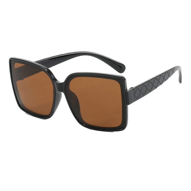 Dame moteriktig kvadratisk solbrille med elegant ramme Skanto