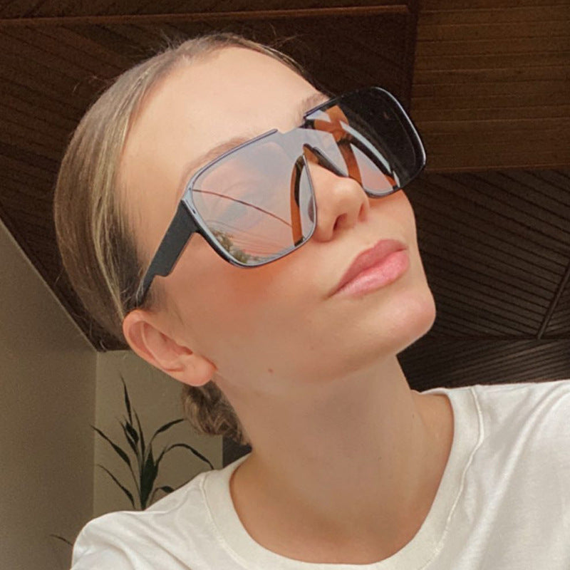 Dame trendy firkantet solbrille med gjennomsiktig, grønn ramme og beskyttende UV-filter Skanto