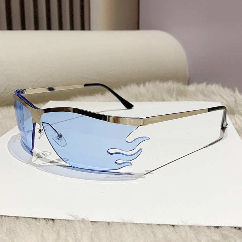 Dame trendy solbrille med innovativ flammeinnramming Skanto