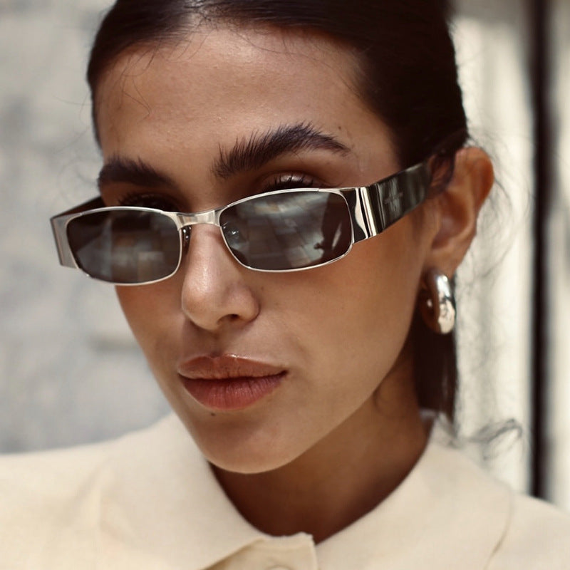Dame moteriktig rektangulær solbrille med elegante glass Skanto