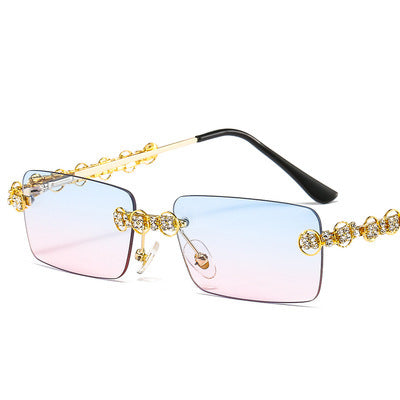 Dame Designer-solbrille med glitrende ramme og rektangulært glass Skanto