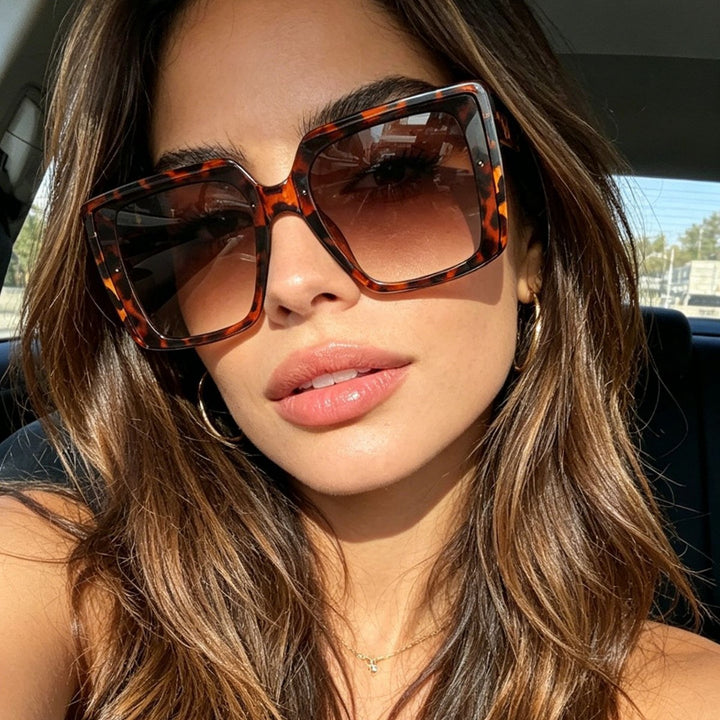 Dame oversized solbrille i trendy kvadratdesign Skanto