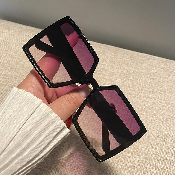 Dame kvadratisk solbrille med robust ramme og stillegant design Skanto