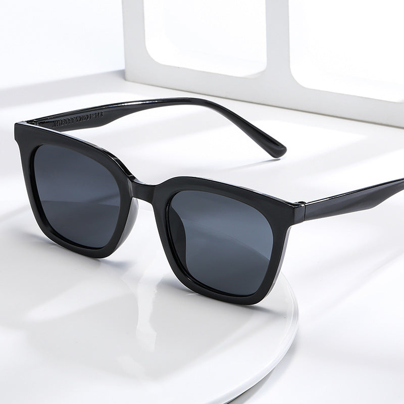 Dame moteriktig solbrille med kraftig dyremotiv Skanto