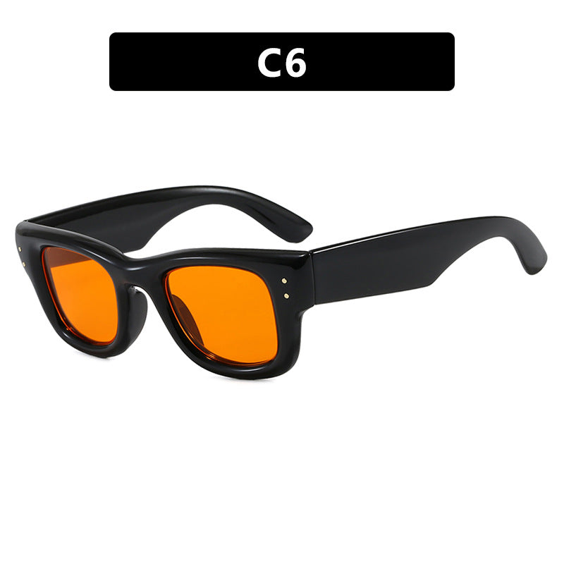 Dame moteriktig solbrille med bred, elegant ramme og beskyttende UV-filter Skanto
