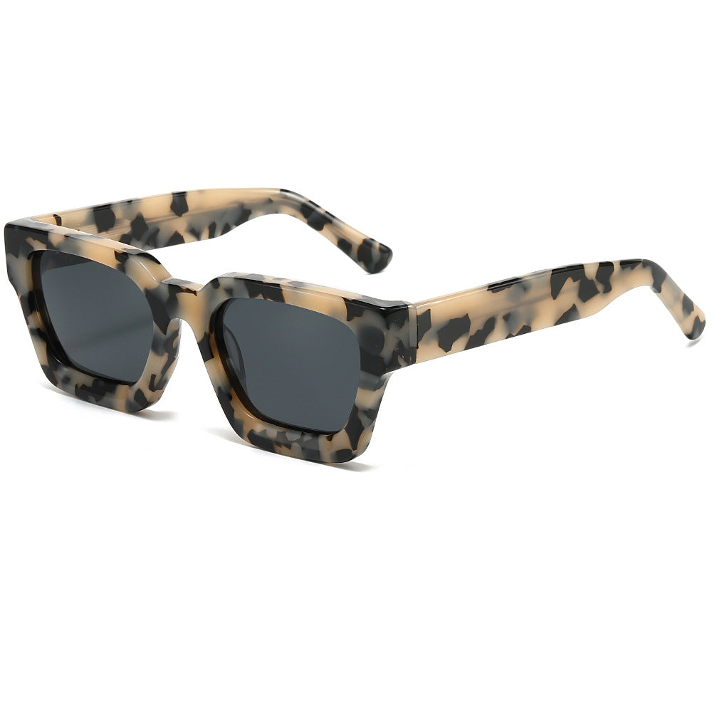 Dame designer solbrille med moderne, kvadratisk ramme og UV-beskyttelse Skanto