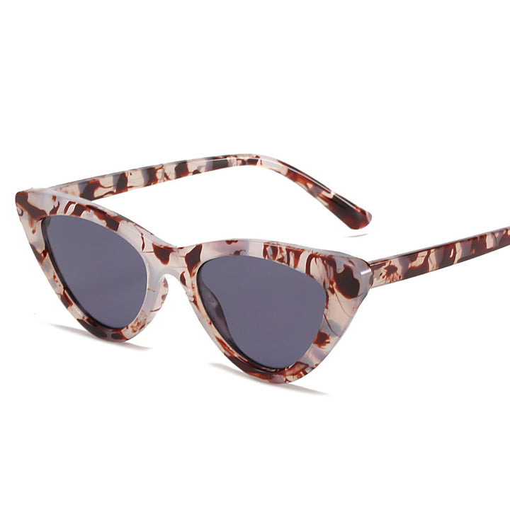 Dame Cat-Eye solbriller med futuristisk design og robust ramme Skanto