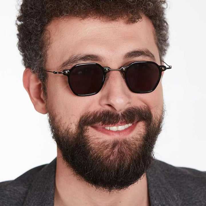 Dame moteriktig solbrille i elegant design med sekskantet ramme Skanto
