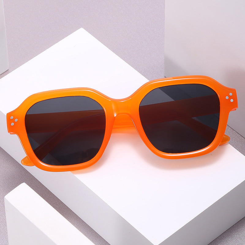 Dame moteriktig firkantet solbrille med speilende glass Skanto