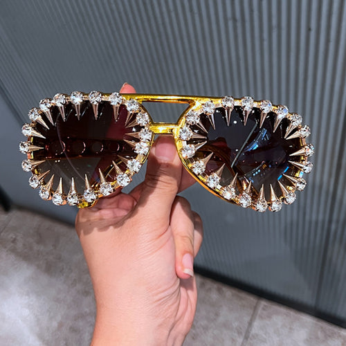 Dame solbrille i futuristisk design med spisse krystalldekorasjoner Skanto