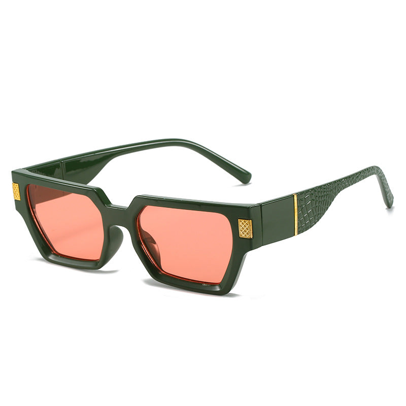 Dame moteriktig solbrille med unik geometrisk ramme og luksuriøse detaljer Skanto