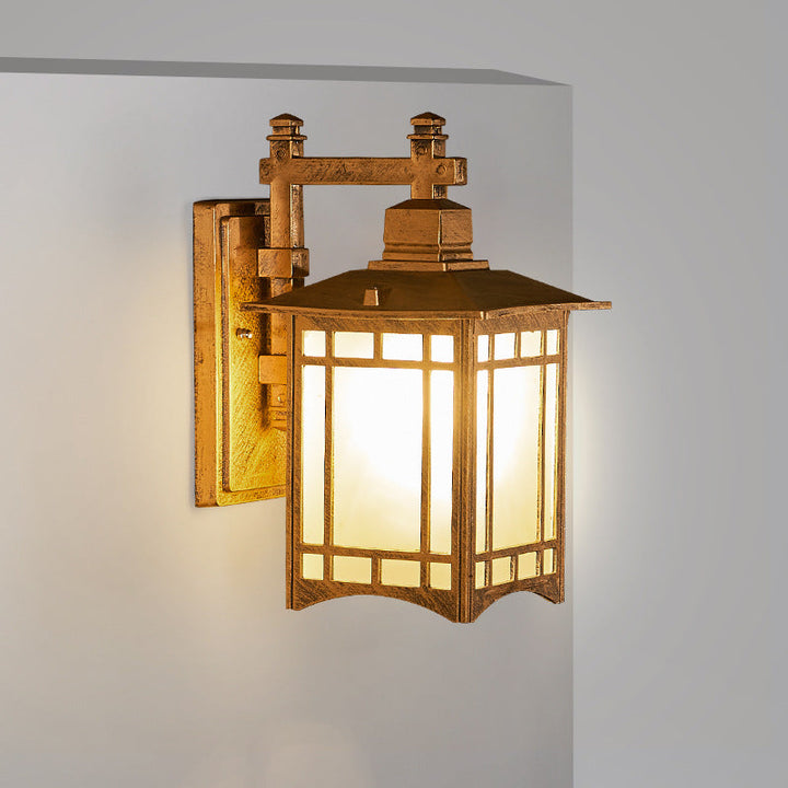 Moderne, vanntett solcelledrevet vegglampe laget av aluminium formet som en kinesisk paviljong med én lyskilde
