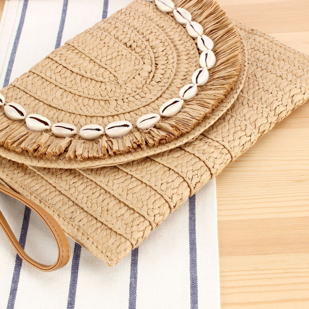 Shoulder bag with hand-knotted shell decor Skanto