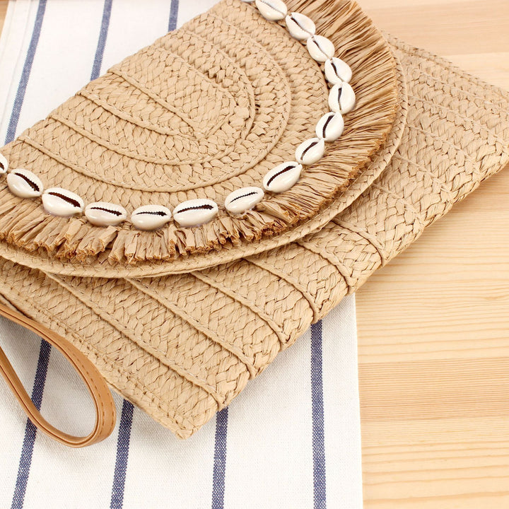 Shoulder bag with hand-knotted shell decor Skanto