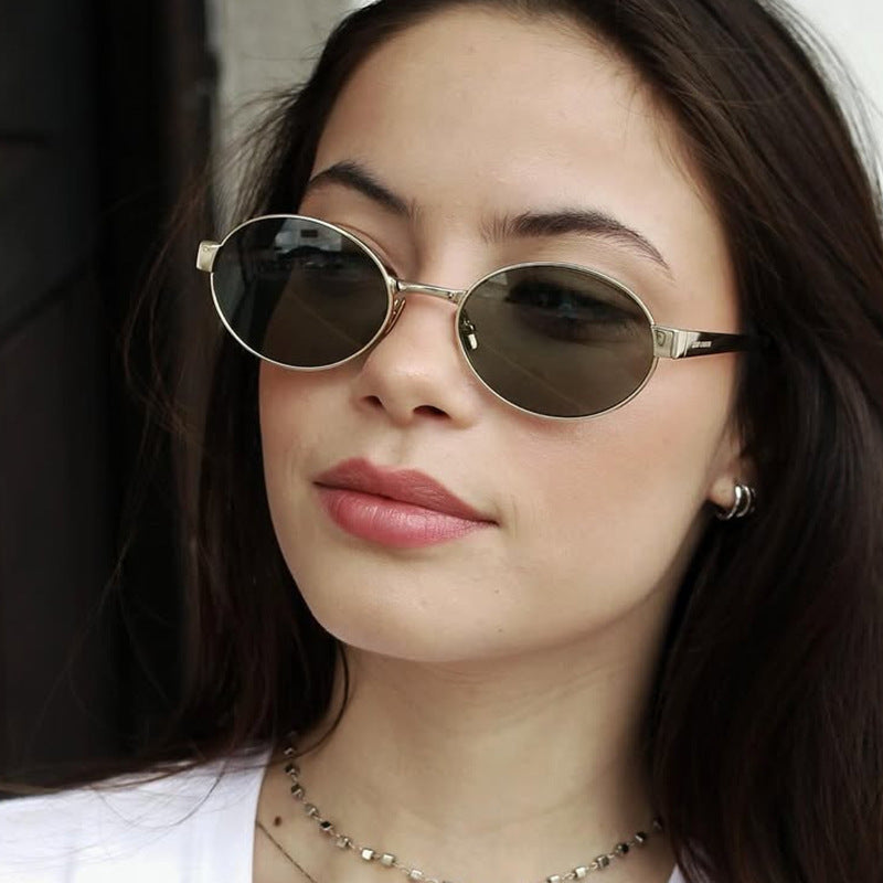 Dame rund brille med elegant metallramme og justerbare nesepads Skanto