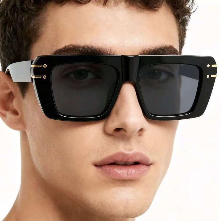 Dame moteriktig kvadratisk solbrille med glitrende akenter Skanto