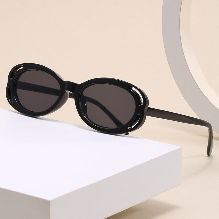 Damen modische solbrille med oval ramme og unikt design Skanto