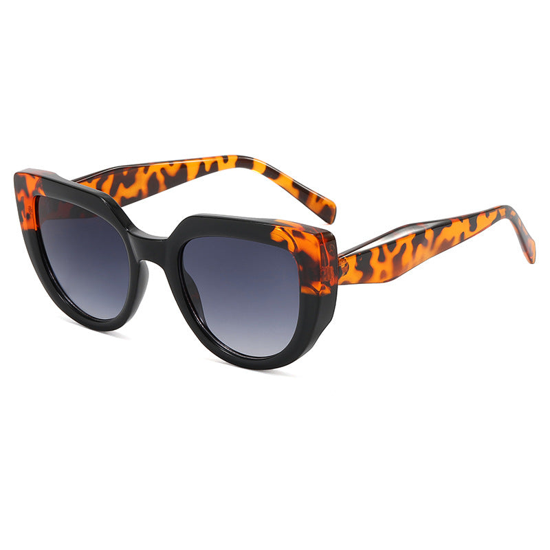 Dame moterik oversized solbriller med unikt design Skanto