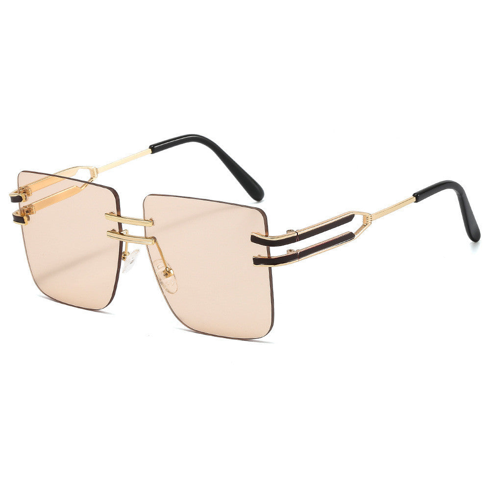 Dame mote solbrille med ekstravagant ramme og delikate detaljer Skanto