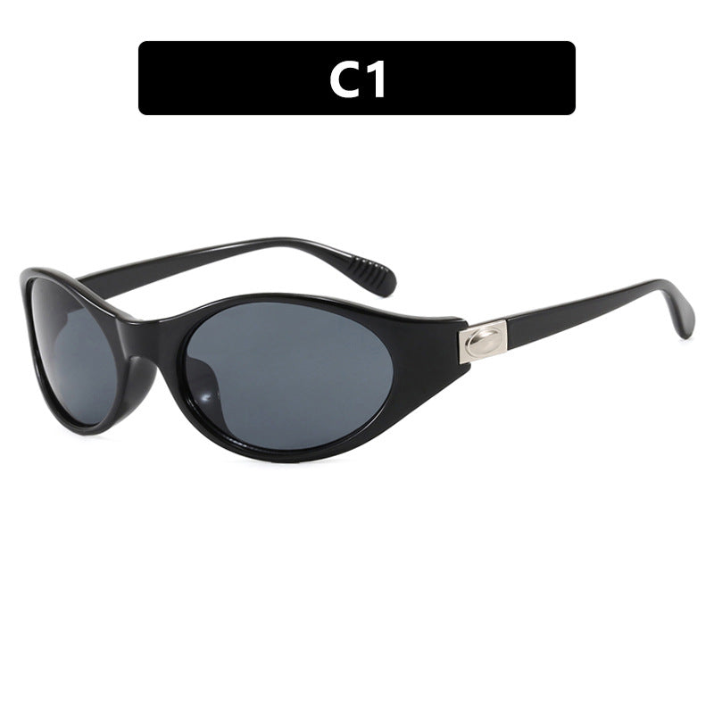 Dame stilfull solbrille i elegant ovalt design med beskyttende UV-filter Skanto