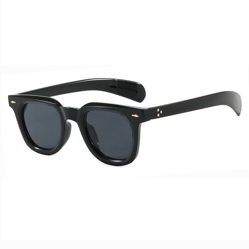 Dame modische solbrille i trendy design med elegant ramme Skanto