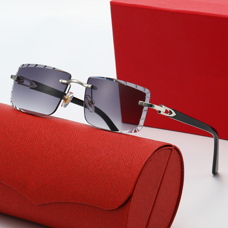 Dame stilige kvadratiske solbriller med gullmetallaccent og edel ramme Skanto
