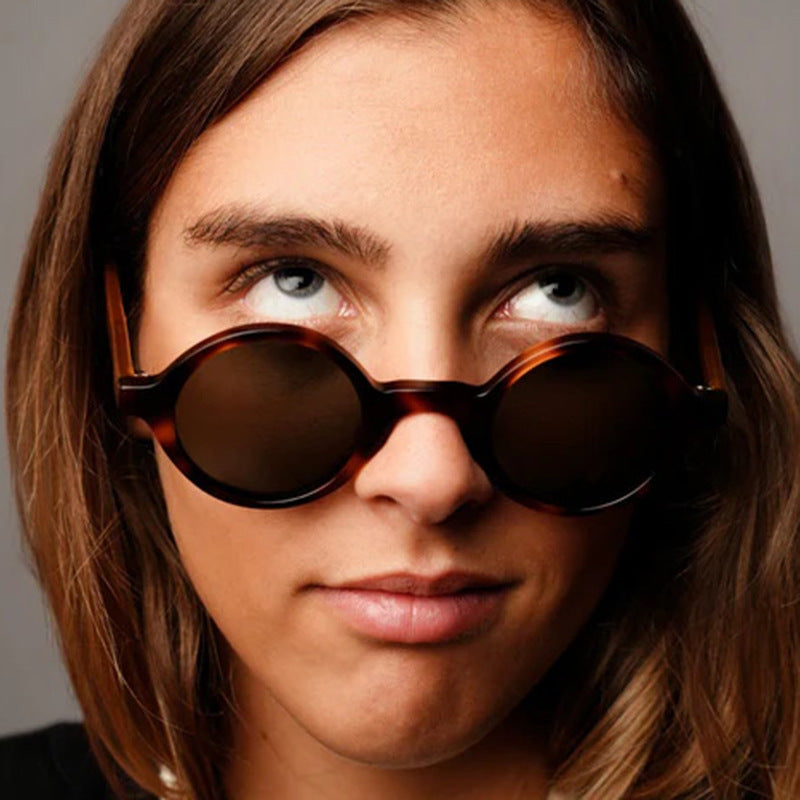 Damer rund solbrille med innovativ design og UV-beskyttelse Skanto
