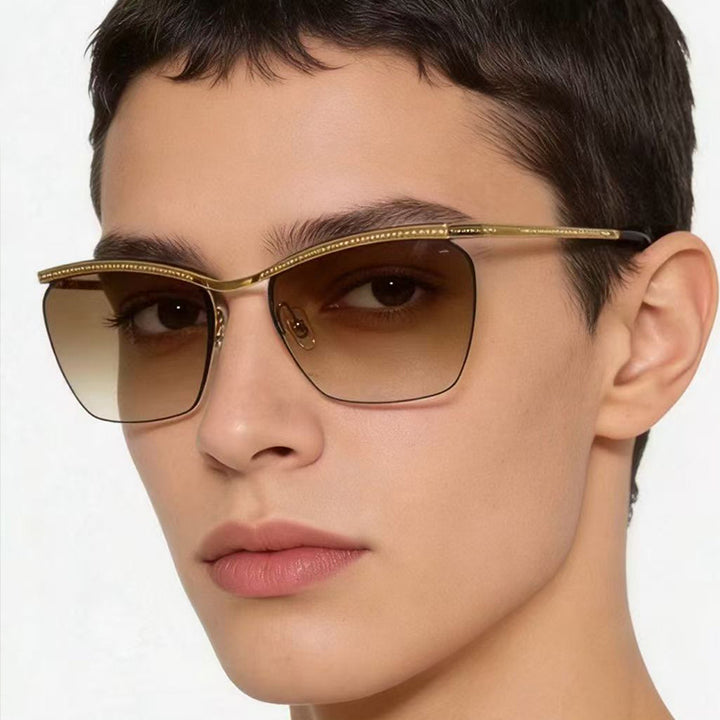 Dame moterik solbrille med filigran ramme og myk fargegradient Skanto
