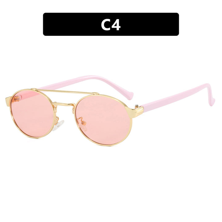 Dame moteriktig solbrille i stilfullt rundt design med gull aksenter Skanto