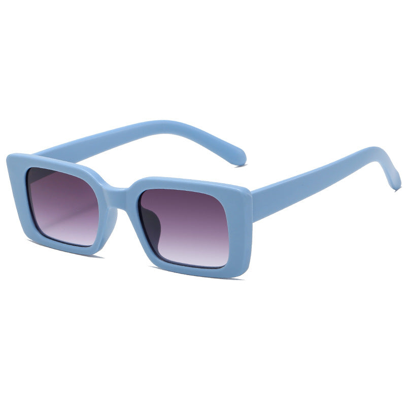 Dame moteriktig kvadratisk solbrille med bred, blank ramme Skanto