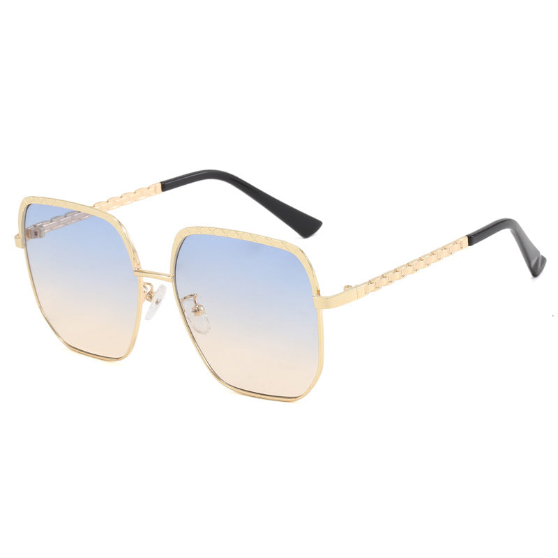 Dame moteriktig solbrille med firkantet ramme og stilige detaljer Skanto