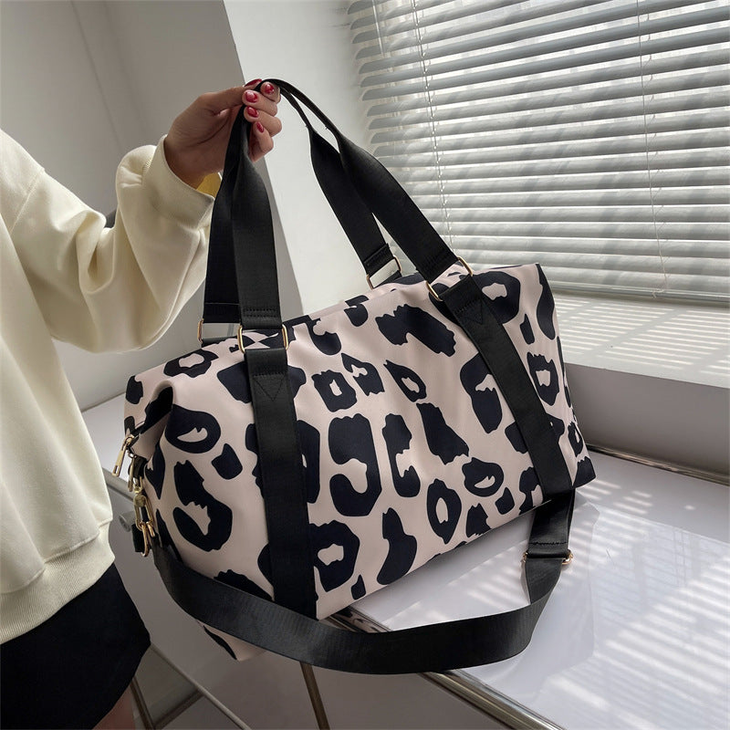 Sporty reisetaske med moderne leopardmønster Skanto