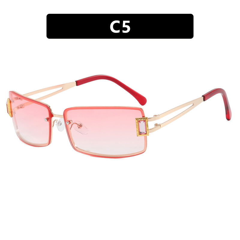 Dame stilig solbrille med elegante trapezformede glass og filigran metallramme Skanto