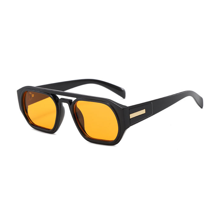 Dame moteriktig rektangulær brille med elegant metalled accent Skanto